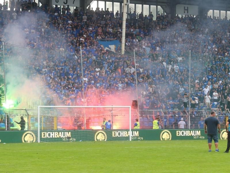 Wegen der Ausschreitungen der Mannheimer Fans wurde das Spiel abgebrochen und 2:1 für Uerdingen gewertet. Foto: Foto: Samla.De