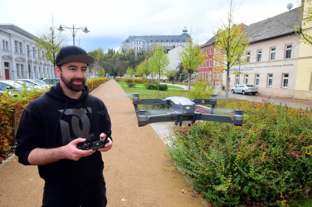 David Cray fliegt mit seiner Drohne Mavic an der Weißenfelser Promenade.
