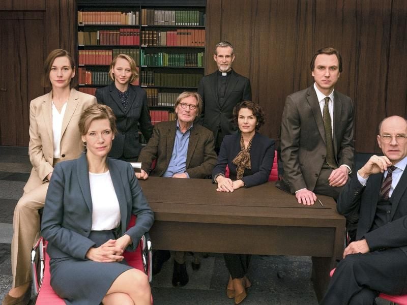 Es geht um Sterbefilfe. „Gott” mit Christiane Paul (l-r), Ina Weisse, Anna Maria Mühe, Matthias Habich, Ulrich Matthes, Barbara Auer, Lars Eidinger und Götz Schubert. Foto: Julia Terjung/ARD Degeto/Moovie GmbH/dpa