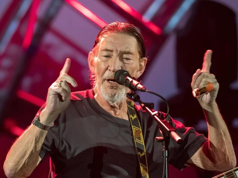 Chris Rea hatte in der Vergangenheit gesundheitliche Probleme. Jetzt steht er auf der Bühne. Auf der Europa-Tour spielt der 66 Jahre alte Musiker nun allein in Deutschland zwölf Konzerte. Foto: Arifoto Ug/Michael Reichel/dpa-Zentralbild/dpa