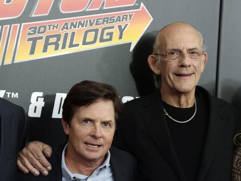 Michael J. Fox (l) und Christopher Lloyd spielen die Hauptrollen in „Zurück in die Zukunft”. Foto: Jason Szenes/EPA/dpa