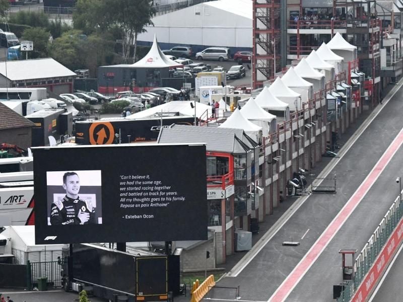 In Spa wird vor dem Formel-1-Rennen ein Bild des verstorbenen französischen Rennfahrers Anthoine Hubert gezeigt. Foto: Benoit Doppaagne/BELGA
