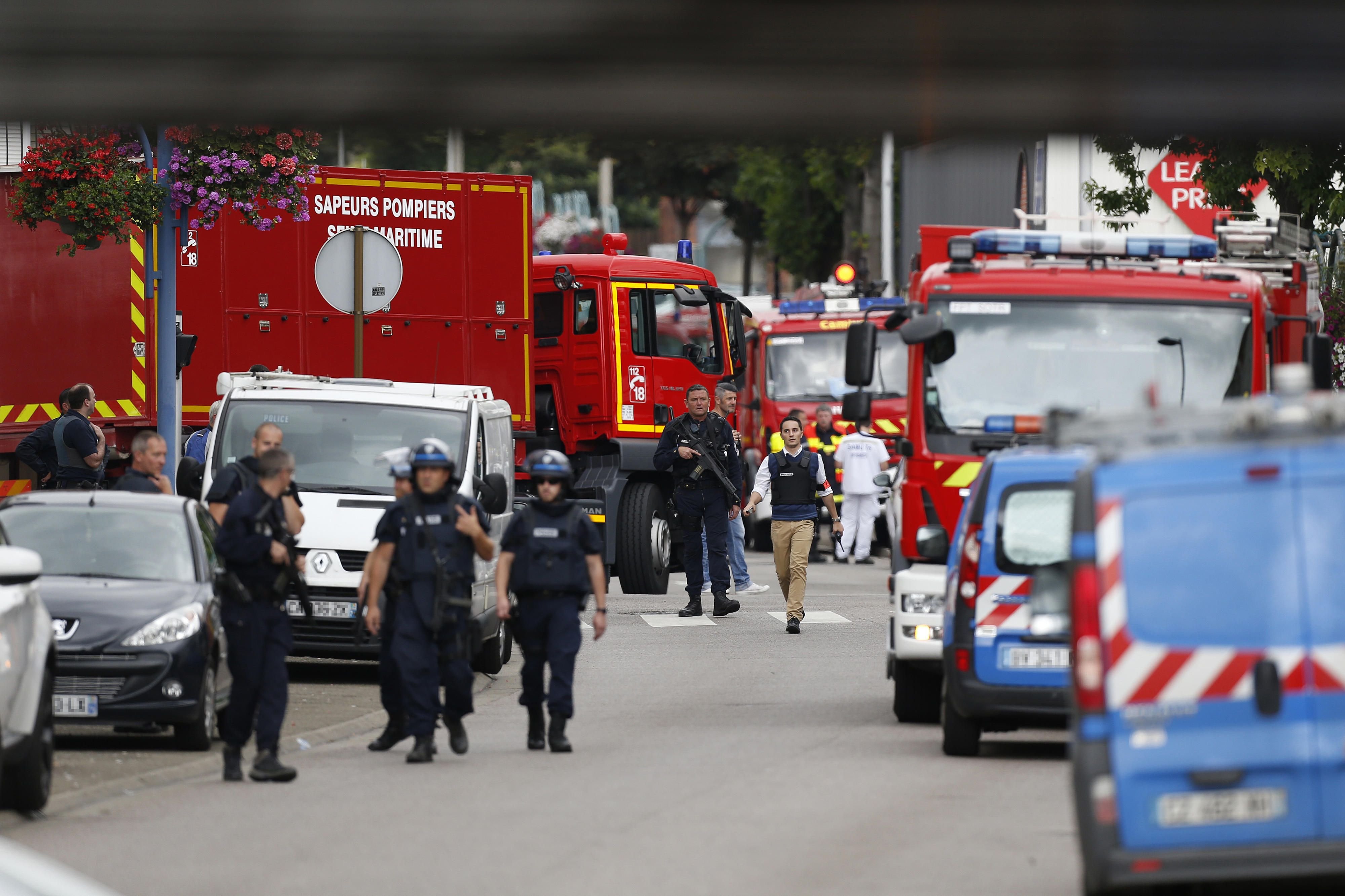 Die französische Polizei und Feuerwehr am Tatort vor einer Kirche in Saint-Etienne-du-Rouvray.