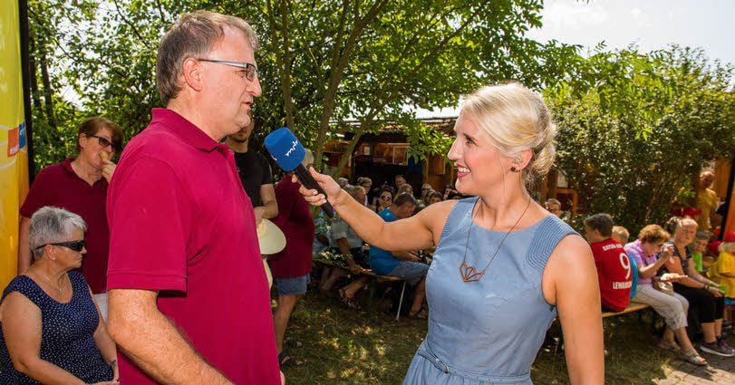 Beim „MDR-Vereinssommer“erläutert Falko Breuer im Interview mit Moderatorin Gesine Schöps das Anliegen des Imkervereins.