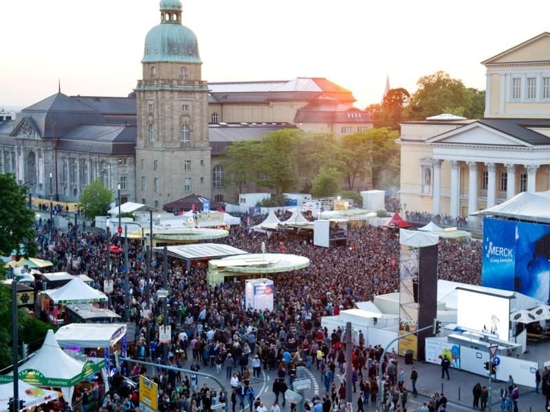 Das Schlossgrabenfest in Darmstadt startet am Donnerstag. Foto: Christoph Schmidt/Archiv