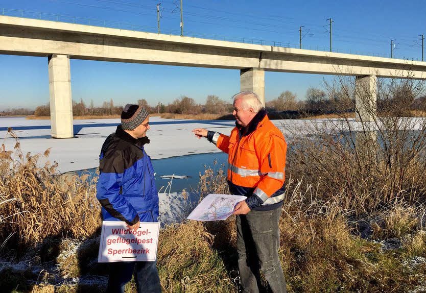 Wolfgang Schmidt (rechts) und Lutz Koebe vom Ordnungsamt der Gemeinde Schkopau richten rund um die Rattmannsdorfer Teiche den Sperrbezirk ein.