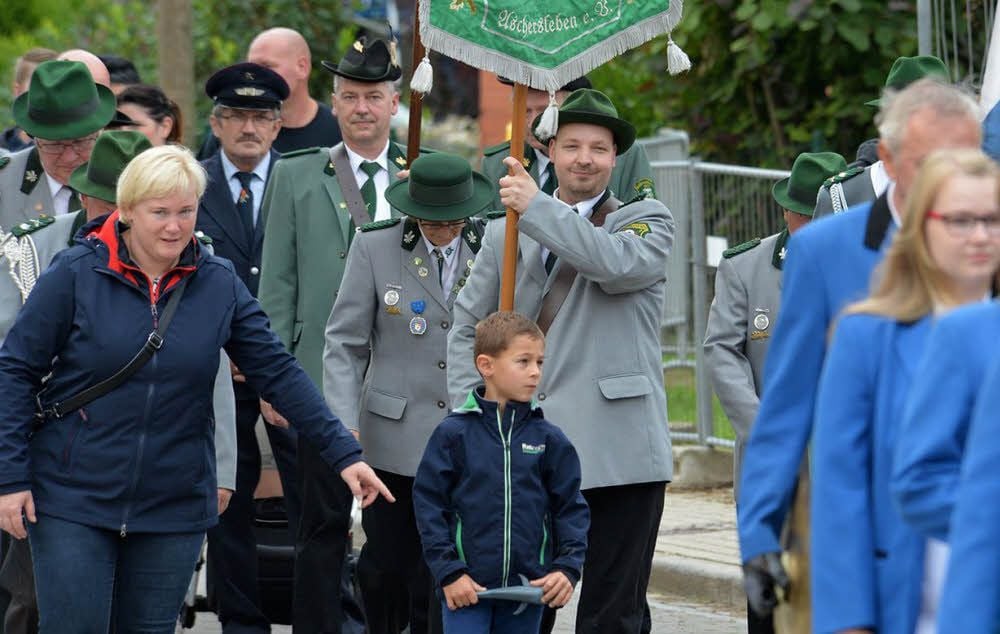 Zum Fest gehört auch der traditionelle Schützenumzug.