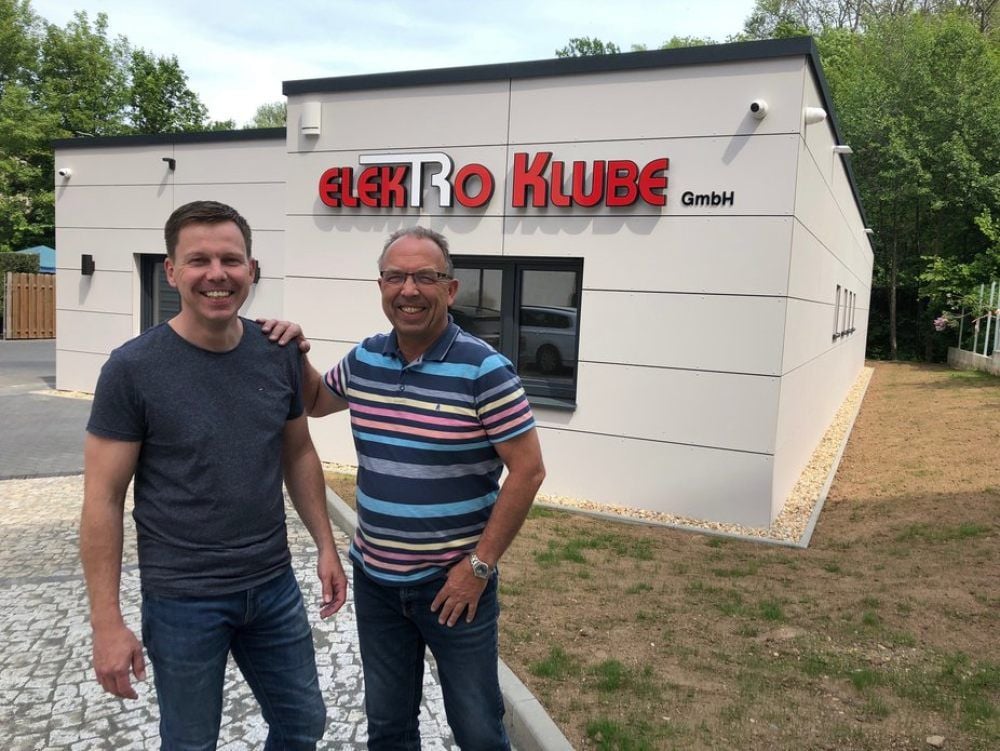 Michael Klube (r.) führt seine Firma zusammen mit seinem Sohn Thomas am neuen Standort in der Langendorfer Straße in Weißenfels.