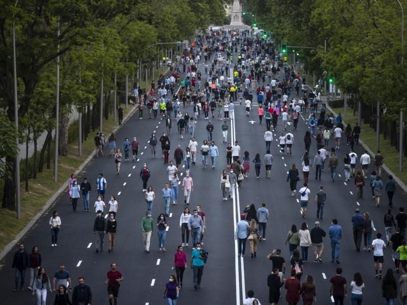Menschen treiben auf dem Paseo de la Castellana in Madrid Sport. Die spanische Hauptstadt ist vor Barcelona die von der Pandemie am schwersten getroffene Region des Landes. Foto: Manu Fernandez/AP/dpa