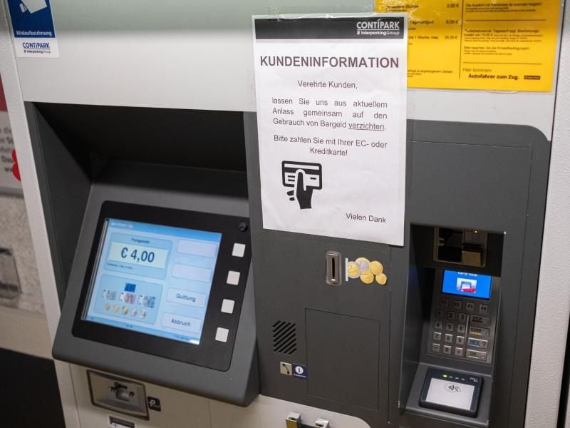 Die Wahrscheinlichkeit, sich an Geldscheinen oder Münzen mit dem neuartigen Coronavirus zu infizieren, ist nach Einschätzung deutscher Experten sehr gering. Foto: Peter Steffen/dpa