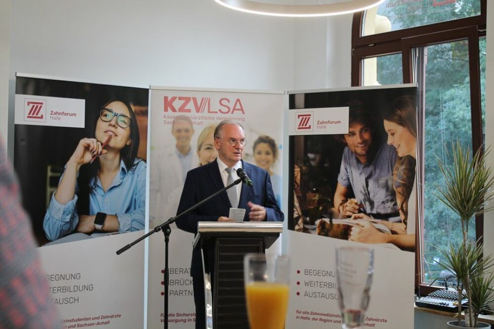 Ministerpräsident Reiner Haseloff sprach bei der Eröffnung des halleschen Zahnforums den Mangel an Zahnärzten im Land an.