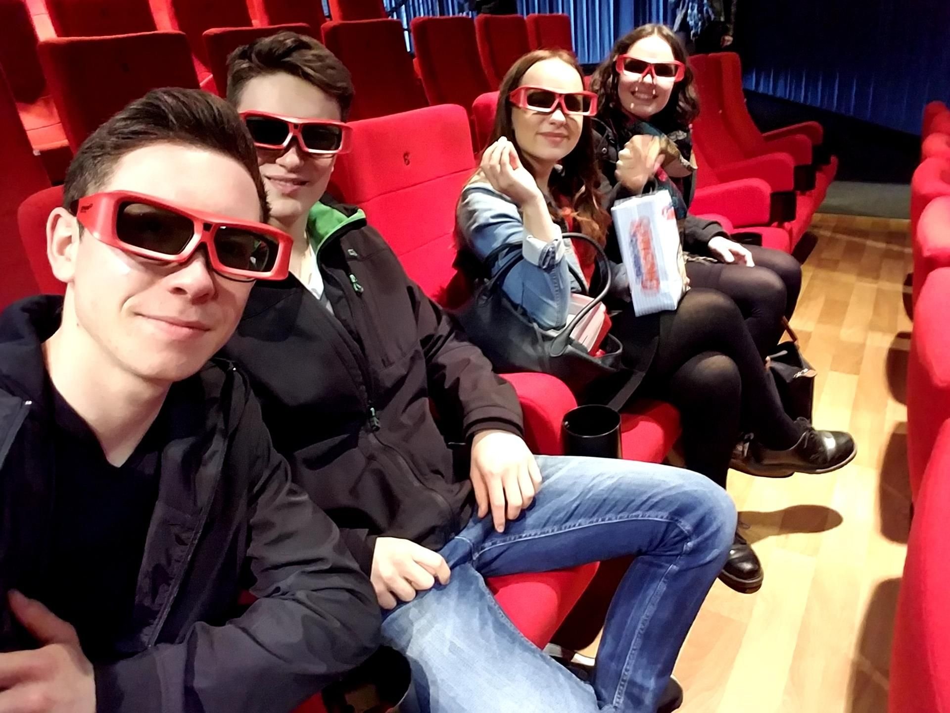 Hannes Jaeschke, Max Göbel, Luna Ludwig und Tabea Berndt (v.l.) entspannen sich nach ihrem Einsatz im Kino Sangerhausen mit Popcorn.