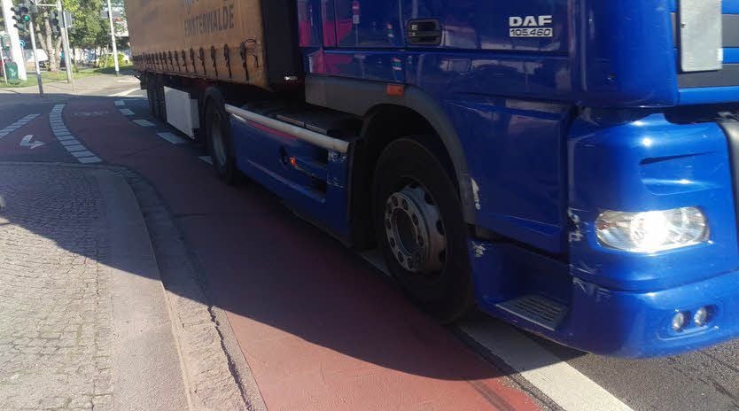 Lastwagen weichen häufig auf den Radstreifen aus, was an den Reifenspuren zu erkennen ist.