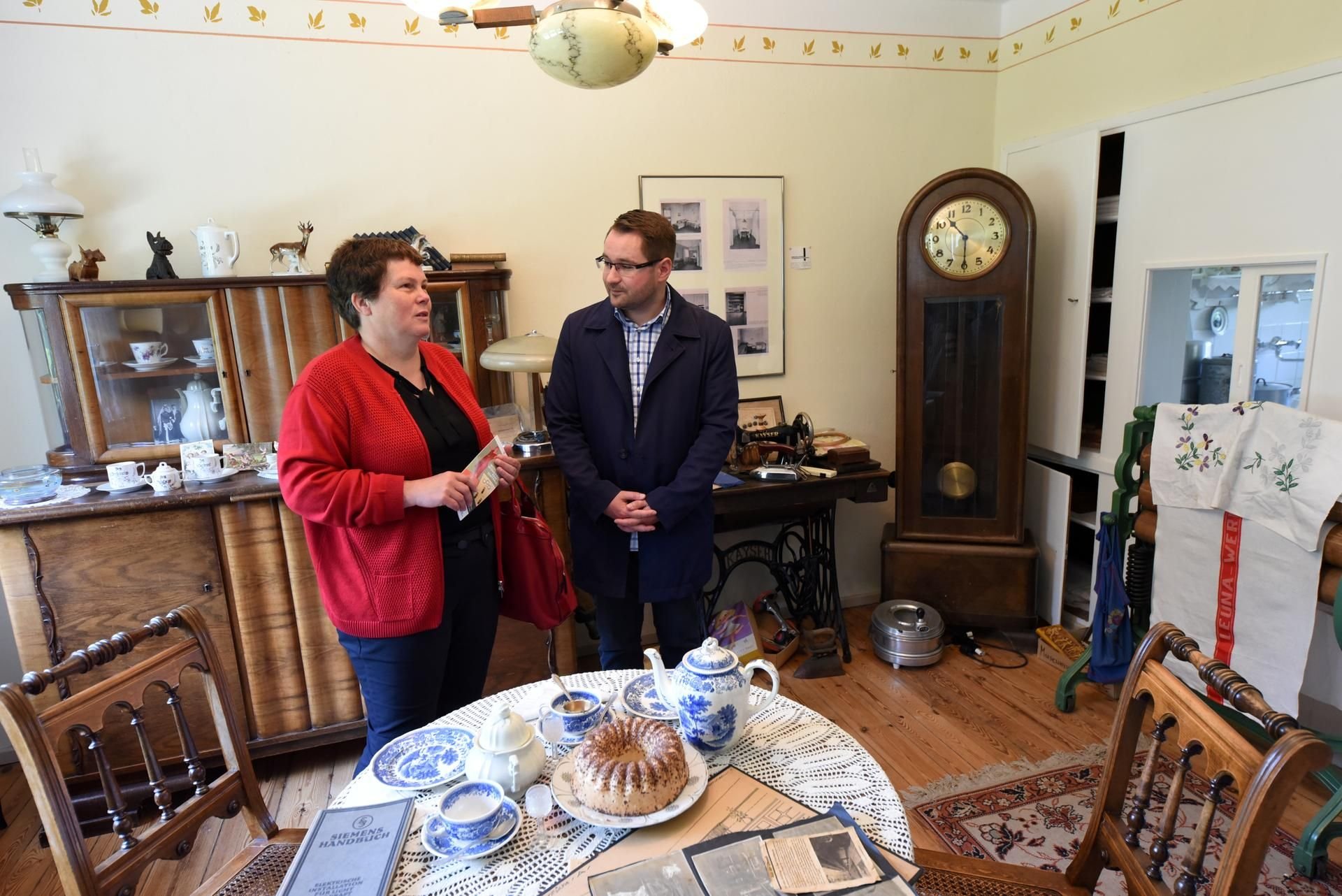 Jane Unger und Christoph Schulze in der Museumswohnung in Bad Dürrenberg.