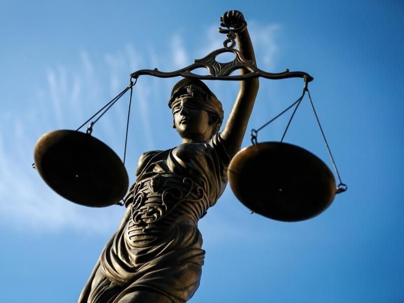 Eine Statue der Justitia hält eine Waage in ihrer Hand. Foto: David-Wolfgang Ebener/dpa