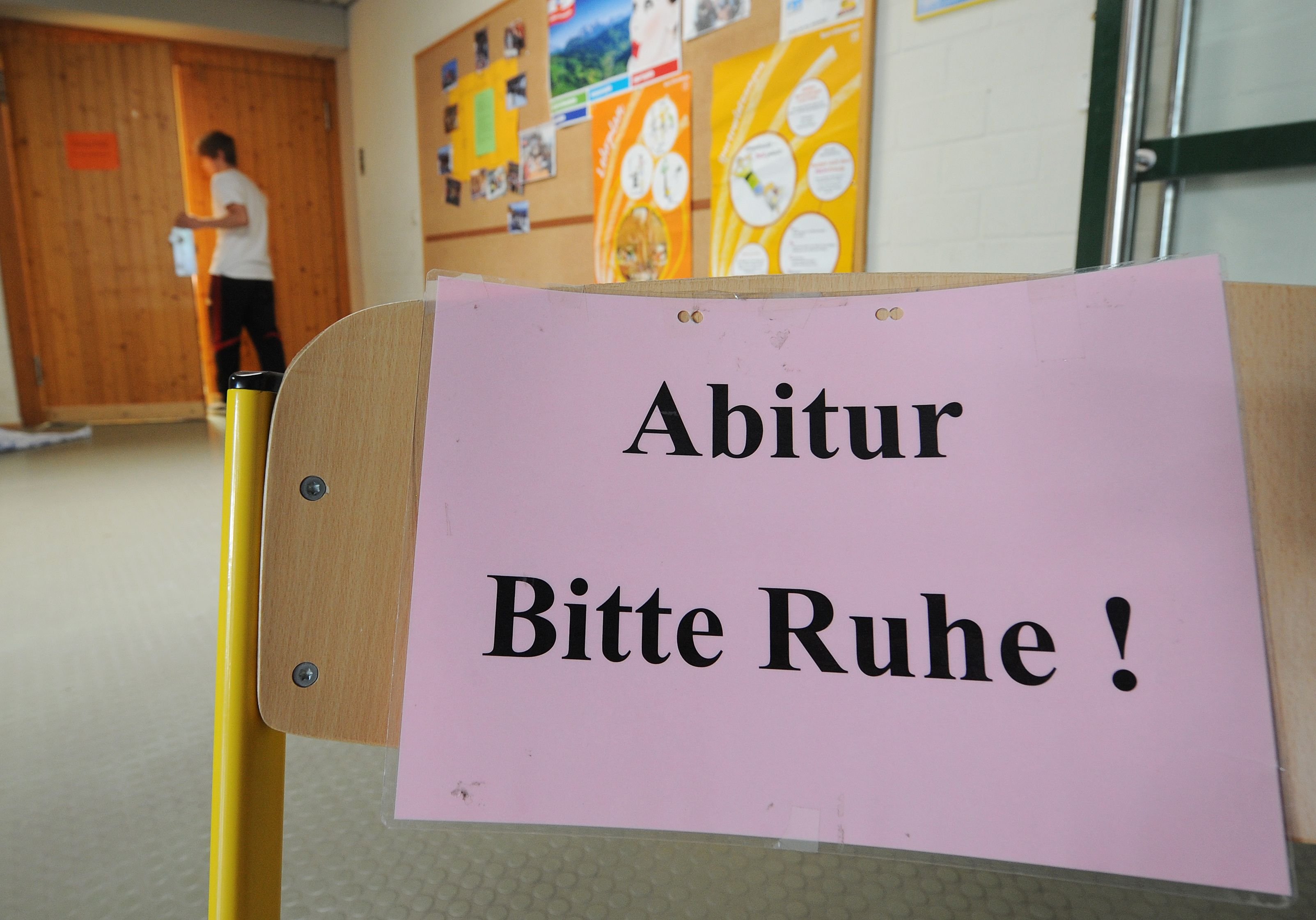 „Bitte Ruhe!“ steht vor dem Eingang einer Turnhalle in Bayern. (Symbolbild)