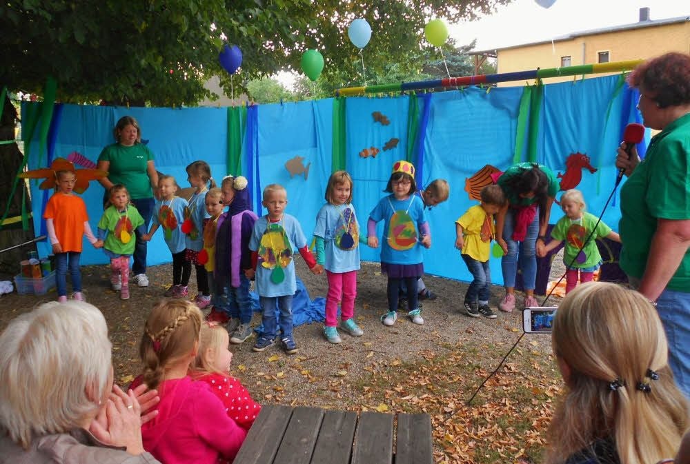 Viel Beifall gab es für die Mädchen und Jungen der Kindertagesstätte Kahlwinkel für ihren Auftritt. Die von Ines Müller geleitete Einrichtung feierte mit zahlreichen Gästen ihr 80-jähriges Bestehen.