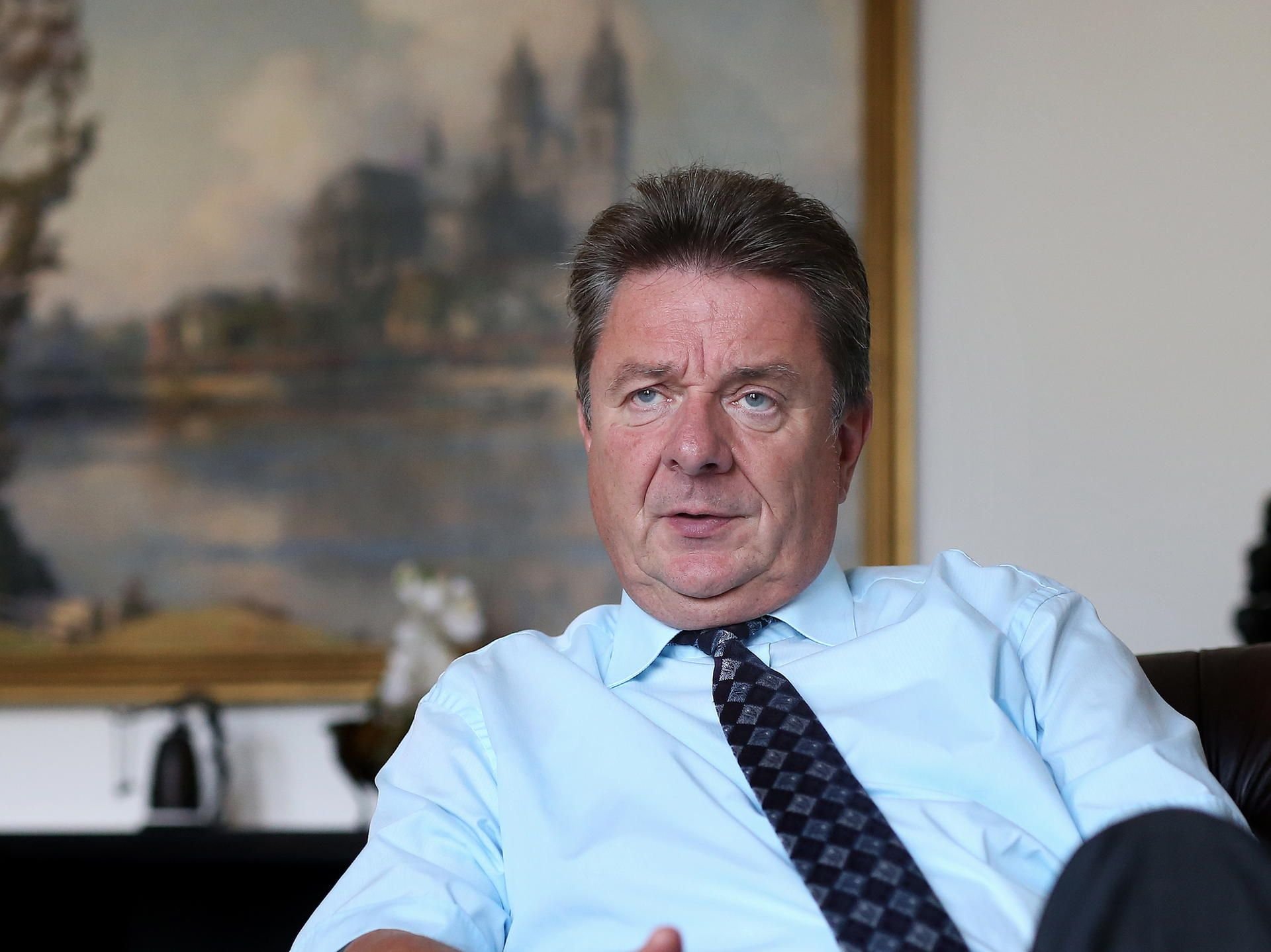 Der Magdeburger Oberbürgermeister Lutz Trümper während eines Interviews in seinem Büro.