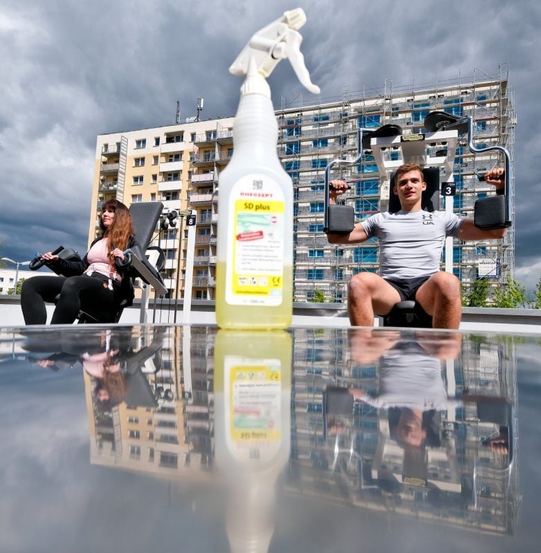 Rebekka Paul und Leon Quaiser kümmern sich um die Kunden im Vitalis. Ab sofort dürfen Mitglieder dort wieder trainieren. Auf der Terrasse.