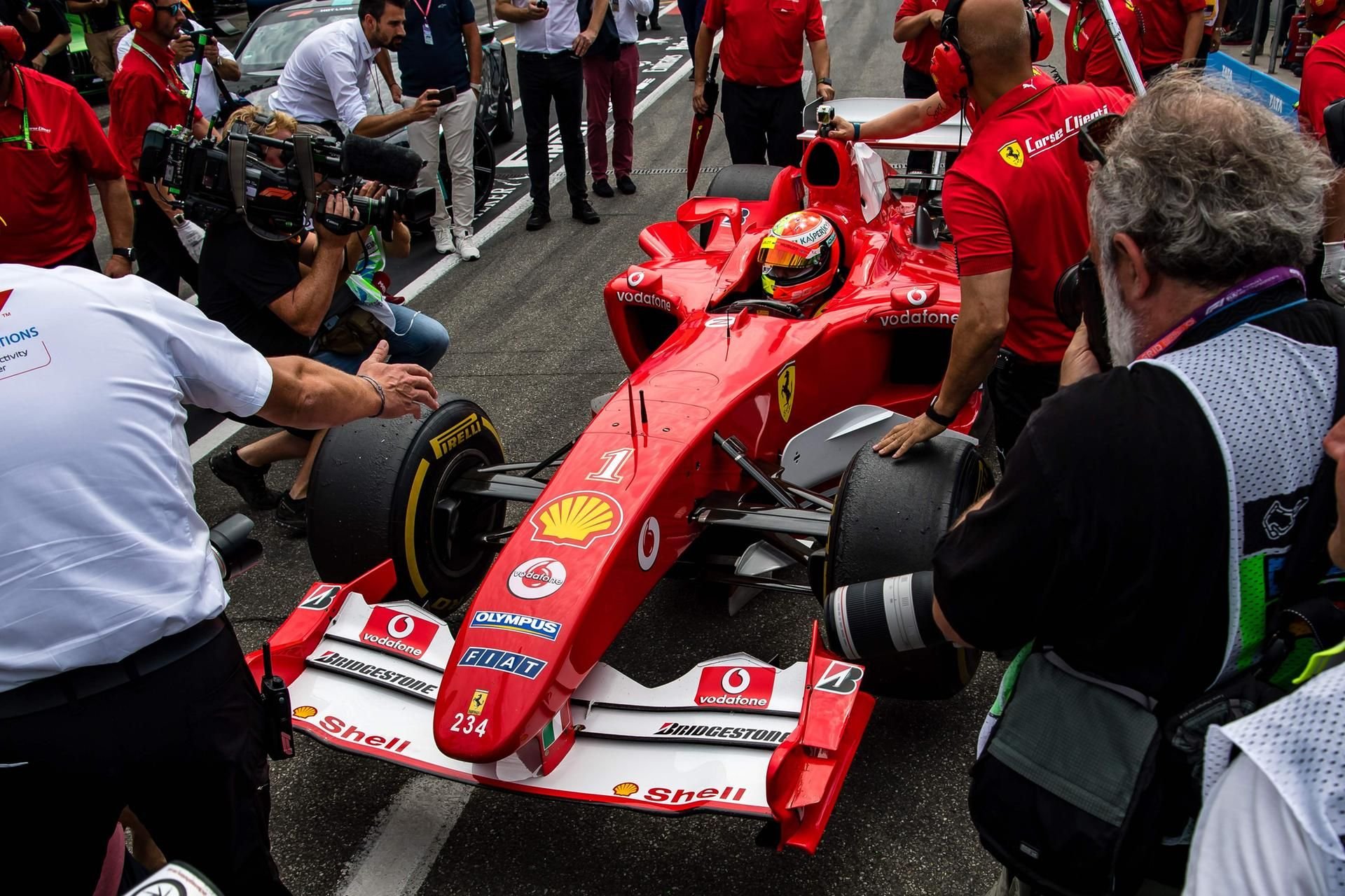 Schumacher junior steuerte bei einer Demonstrationsfahrt einen F2004 der Scuderia, mit dem sein Vater 2004 seinen letzten von bisher unerreichten sieben WM-Titeln errungen hatte.