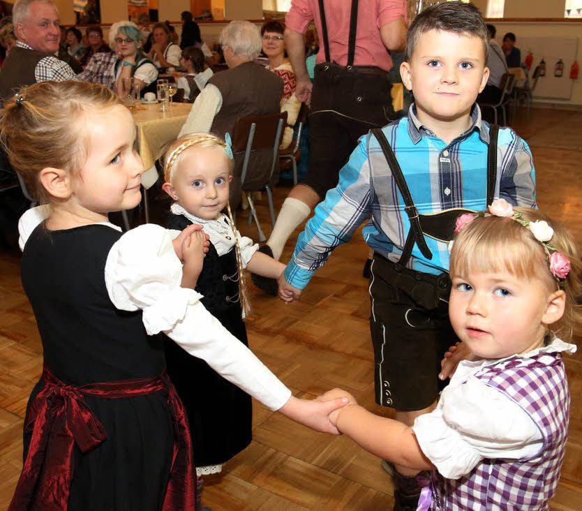 Sara, Florentine, Maximilian und Elli tanzen lustig zur Blasmusik.