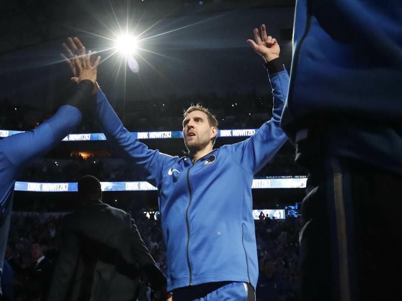 Dirk Nowitzki hat auch kurz vor Saisonende noch keine Entscheidung über seinen Rücktritt getroffen. Foto: Lm Otero/AP/dpa