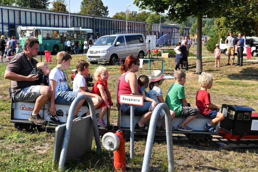 Fahrgeschäfte lockten verschiedene Generationen.