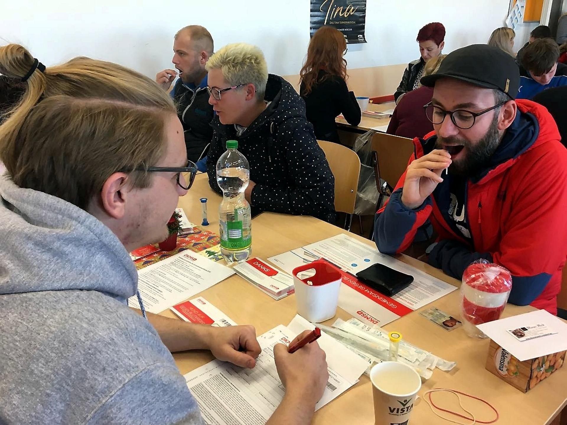 Iven Fierke (rechts) aus Aschersleben lässt sich ebenfalls registrieren – um Gutes zu tun und zu helfen.