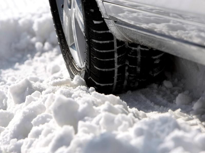 Im Winter sollten Autofahrer stets Winterreifen aufgezogen haben. Foto: David Ebener/dpa