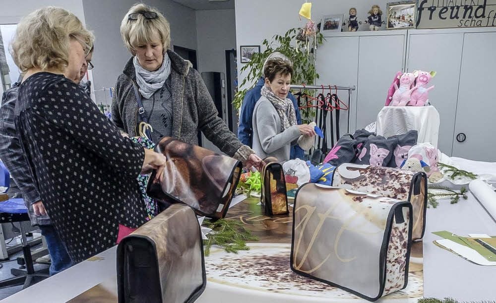 Robuste, aber schön designte Taschen aus Planen sind neben den Adventsgestecken beim Besuch im Augustinuswerk sehr gefragt.