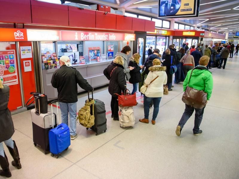 Reisende warten im Terminalgebäude des Flughafens Tegel in Berlin. Foto: Gregor Fischer