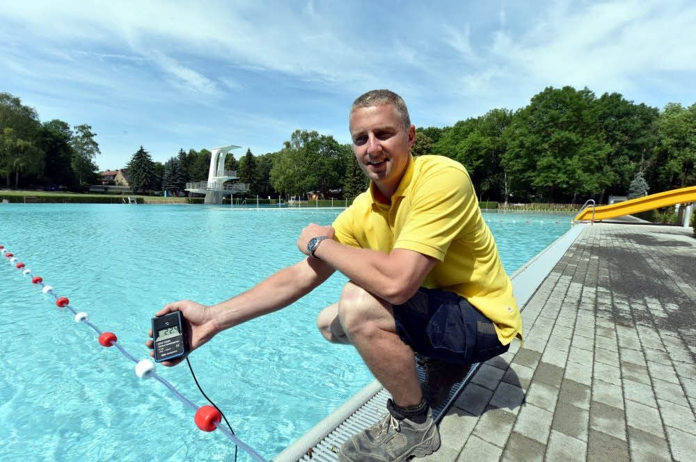 Christian Buschhardt zeigt es - das Wasser im Weißenfelser Bad hat 22,4 Grad.