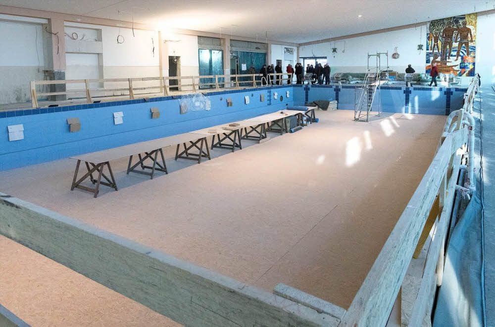 Ausschussmitglieder schauen sich den Baufortschritt in der Schwimmhalle Leuna an.