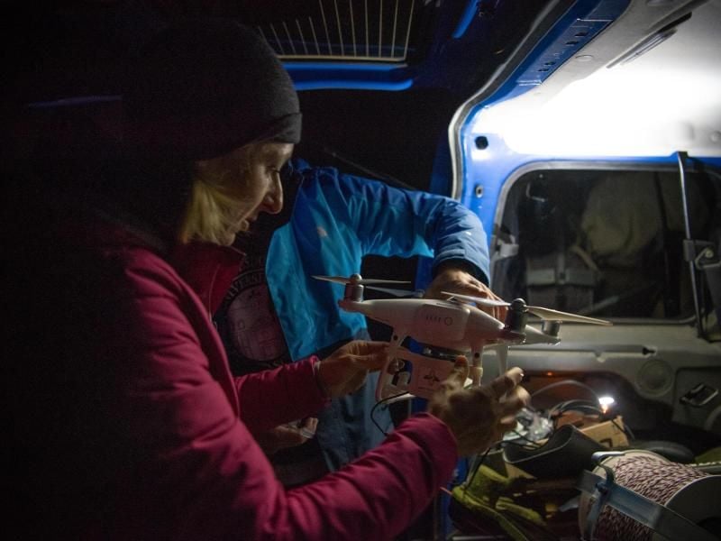 Verena Auernhammer vom Landesbund für Vogelschutz (LBV) bereitet die Drohne für den Einsatz vor. Foto: Nicolas Armer