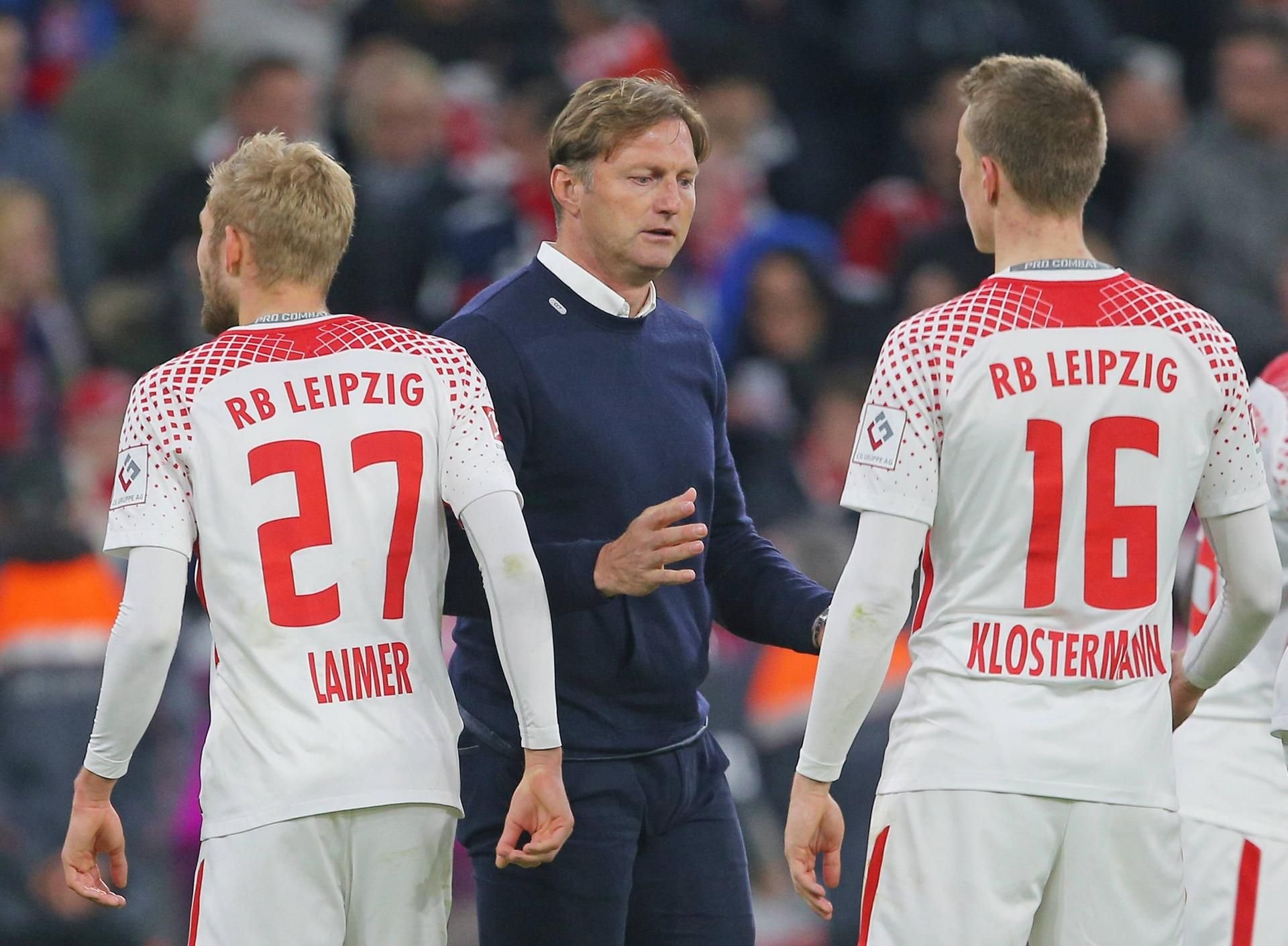 RBL-Coach Ralph Hsenhüttl tröstet seine Spieler nach Abpfiff in München.