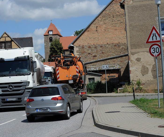 Besonders eng geht es auf der Umleitung in Erdeborn zu.