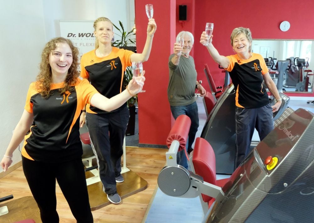 Jubel mit Sicherheitsabstand. Jessica Hanitzsch, Jenny Müller, Werner Fahl und Heike Schumann-Fahl (v. l.) betreuen die Mitglieder im „Family Gym“.