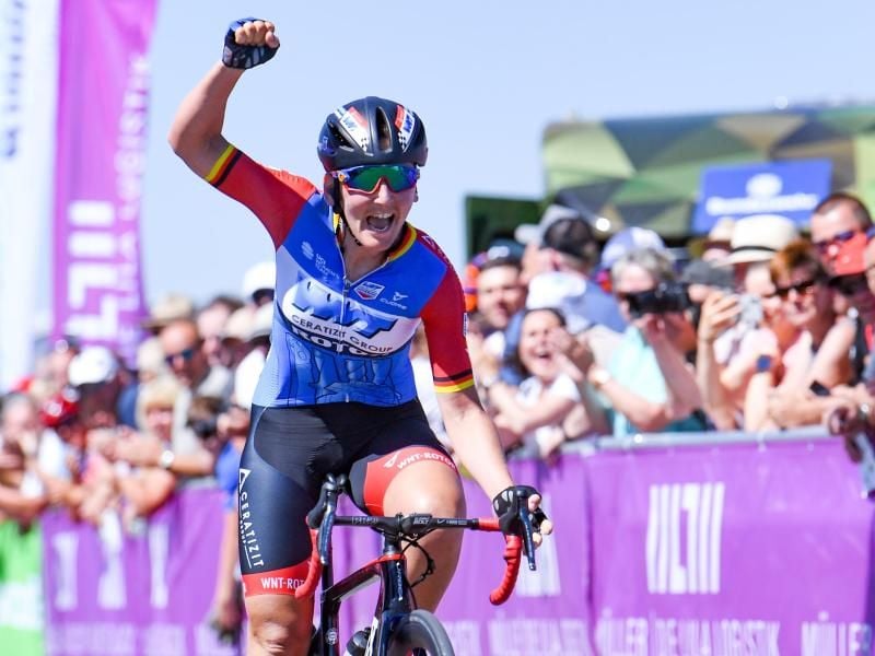 Lisa Brennauer vom Team WNT-Rotor Pro Cycling gewinnt das Rennen und jubelt im Ziel. Foto: Hendrik Schmidt