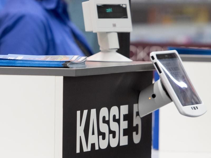 Beim Bezahlen kostet Ware manchmal mehr, als auf dem Preisschild steht. Ausschlaggebend ist dann, was die Kasse angibt. Foto: Armin Weigel/dpa-tmn