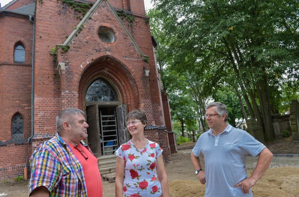 Ronald Maaß, Kerstin Mädchen und Pfarrer Horst Leischner freuen sich über den baldigen Abschluss der Sanierung der Baasdorfer Kirche.