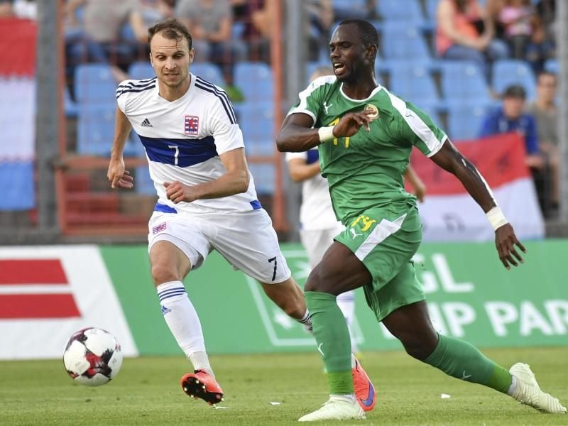 Luxemburgs Lars Gerson (l) beim Zweikampf mit Senegals Moussa Konate. Foto: Geert Vanden Wijngaert