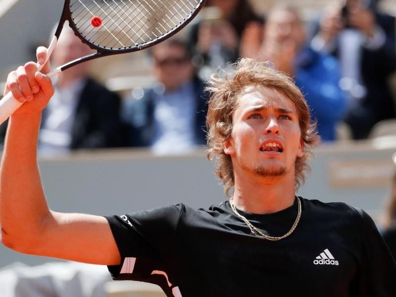 Geschafft: Alexander Zverev feiert den Einzug in die zweite Runde in Paris. Foto: Christophe Ena/AP
