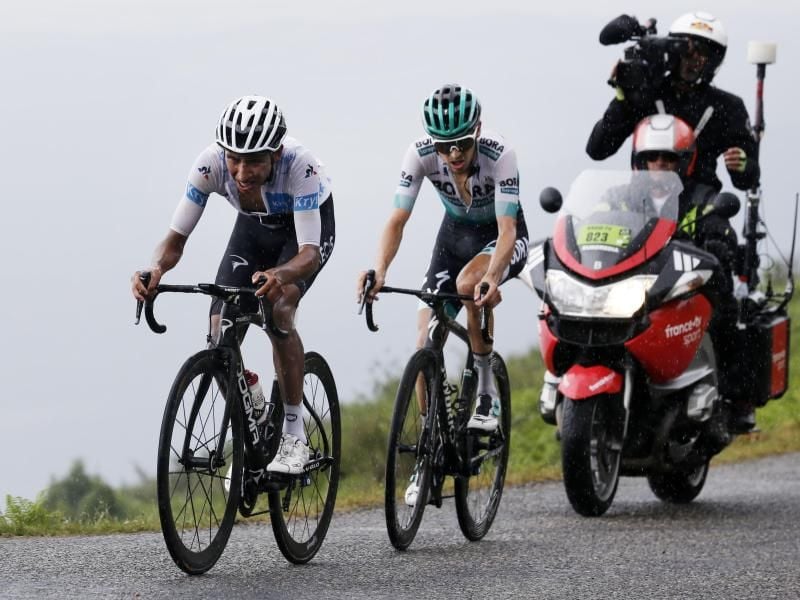 Wie aus dem Nichts gehört Emanuel Buchmann (r) plötzlich zum Favoritenkreis der Tour de France. Foto: Yuzuru Sunada/BELGA
