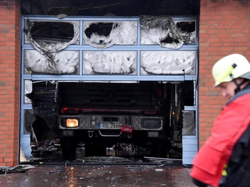 Ausgebranntes Löschfahrzeug nach dem Brand im Gerätehaus im Februar. Foto: Carsten Rehder/Archiv
