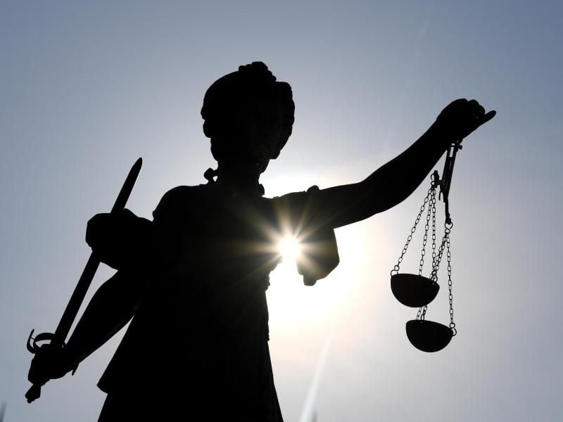 Die Statue der Justitia steht mit einer Waage und einem Schwert in der Hand. Foto: Arne Dedert/dpa/Archivbild