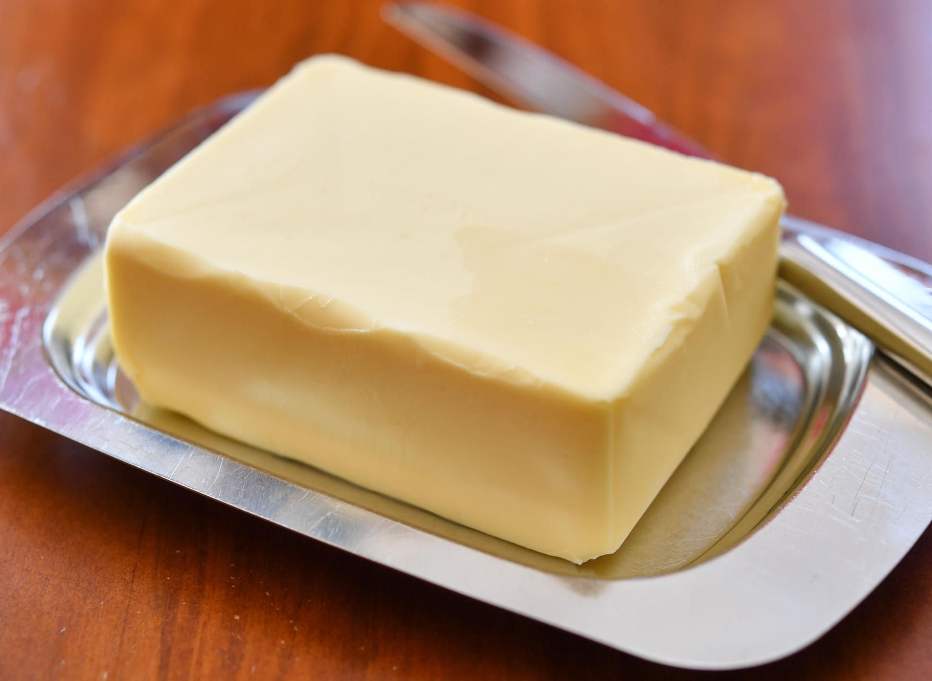 Ein Stück Butter: Die Preise für Butter und Molkereiprodukte sind kräftig gestiegen (Symbolbild).