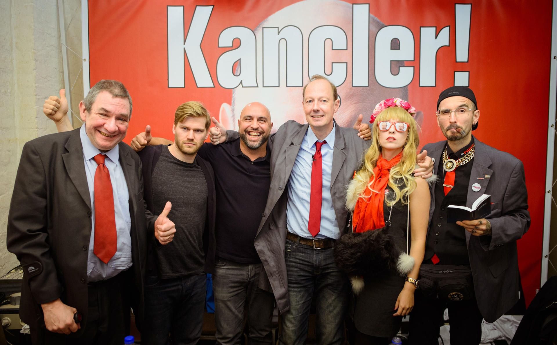 Im Schattenkabinett der Partei sind auch zwei Kölner: „Kançlerkandidat“ ist der Comedian Serdar Somuncu (3. von links), der Kriminalbiologe Mark Benecke (r.) wurde als „Minister für Tattoos und Tierschutz“ benannt.