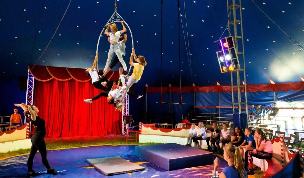Schon zum neunten Mal ist der Circus Casselly in Domnitz zu Gast: Kinder aus Heimen und verschiedenen Kitas proben gemeinsam für die Shows am Wochenende.