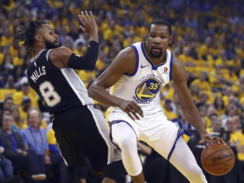 Kevin Durant (r) von Golden State umspielt Patty Mills von den San Antonio Spurs. Foto: Ben Margot/AP