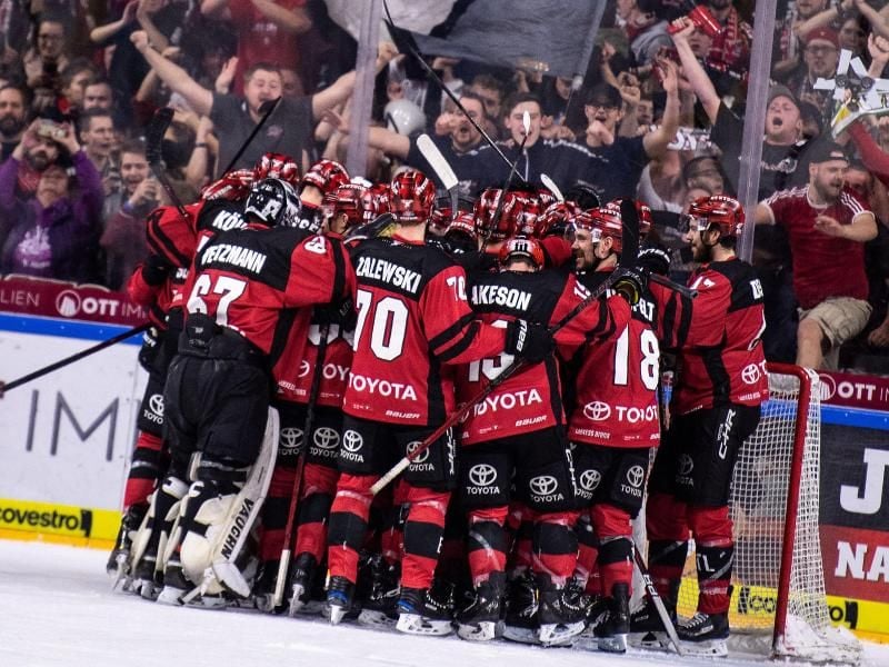 Die Kölner Spieler jubeln nach dem Einzug ins Halbfinale. Foto: Marius Becker